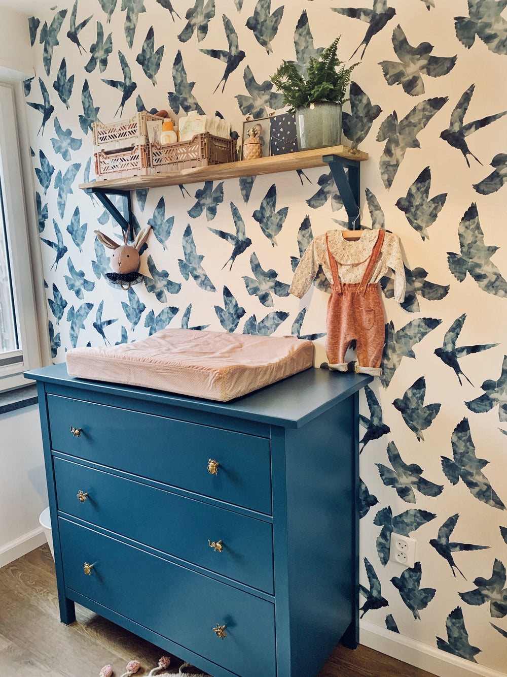 RB212 Behang Swallows blue - roomblush